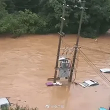 影/陸南方遇暴雨襲擊 江西水淹1米高車輛滅頂、廣州童遭沖走