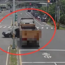 影/新北八里砂石車全速闖紅燈 休旅車遭衝撞旋轉180度