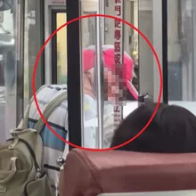 影/台中公車駕駛脫序！70歲老翁頭被夾30秒　全車乘客驚喊開門