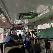 員林客運慘變漏水車！民眾「邊搭邊撐傘」正妹苦喊：褲濕啦