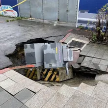 北市中興醫院對面驚見天坑！「吞變電箱」驚悚直擊