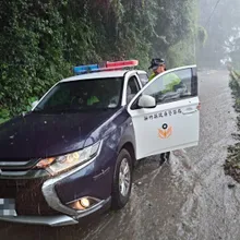 影/竹60線坍方！台電人員搶修受困　橫山警冒雨救11人