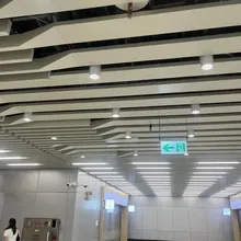 影/尷尬！新台南車站「灑水頭故障」大廳濕答答
