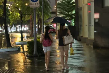8級強陣風殺到 12縣市強風特報颳到明晚 | 中天新聞網