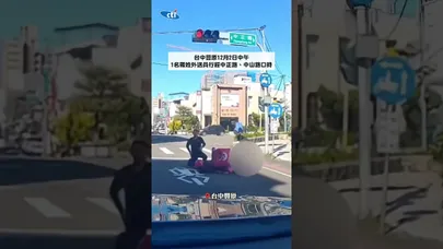 騎一騎突然倒地!38歲女外送員街頭抽搐、生死一瞬間…停紅燈警察「神級救援」全程曝光:再慢1秒恐釀悲劇!?【#朱朱哥來聊車】@中天車享家CtiCar #抖音 #shorts