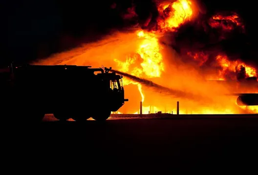 4個月內二度爆炸！印尼油輪大火釀10死21傷　疑油箱起火肇禍