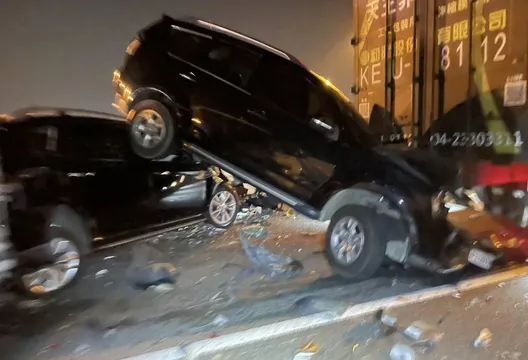 國道3號竹南路段南向嚴重車禍！多車追撞　2人受傷送醫