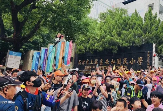 「粉紅超跑」進新北!一早到學校看小朋友 師生驚喜鑽轎底