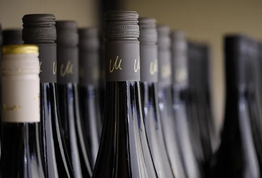 買完紅酒卻騎車墜崖！77歲法國老翁靠酒精撐過三天奇蹟獲救