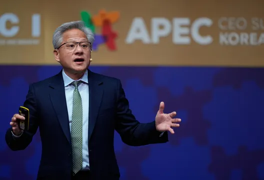 低估陸實力太愚蠢！黃仁勳大讚「華為」晶片　籲美中達共識