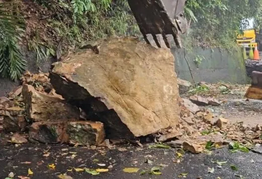 影/宜蘭員山鄉天降3噸巨石! 蜊埤路雙向交通一度遭阻斷