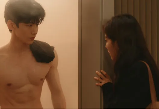 白敬亭裸上身胸肌炸裂！眼技勾人害羞畫面曝光