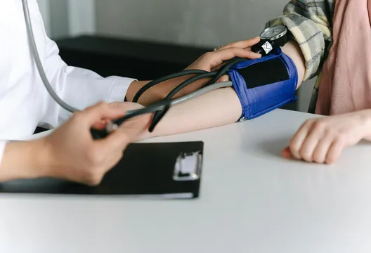 「睡一覺就好」怕吃藥逃避就醫？高血壓無感恐隨時中風