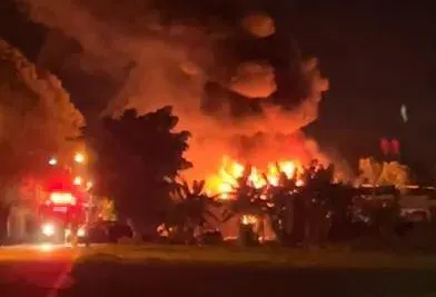 影/花蓮驚見鐵皮屋大火!恐怖焰海現濃煙竄空