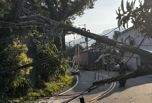 影/新北三峽停電!大車「勾到電線」釀電桿傾倒釀災 1人送醫