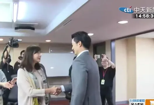 送水果遭許淑華追問「為何你一回來就軍演」？蔣萬安僅回：謝謝！