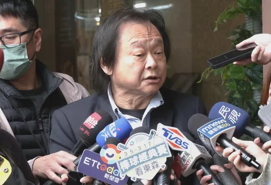 王世堅受訪要柯文哲「別講流氓話」　小朋友經過嗨喊：唱沒出息的人！