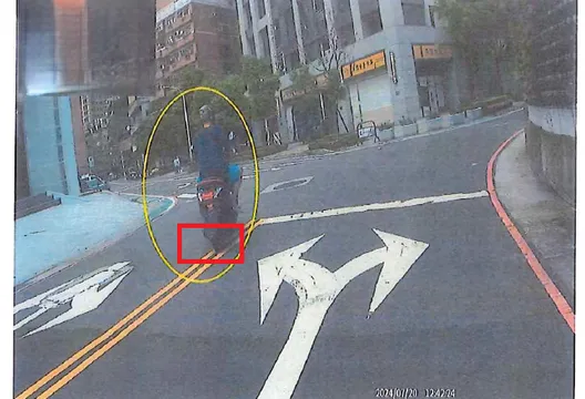 新北騎士同地同時收2張紅單　法院：跨雙黃線、沒打方向燈