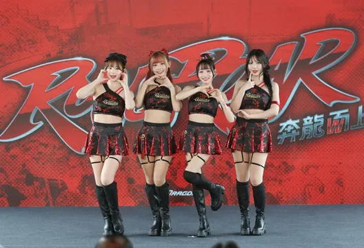 影/李多慧親手操刀設計！小龍女黑旗袍新制服首次亮相