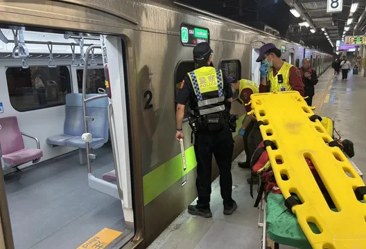 台鐵中壢站旅客闖軌！遭1263次區間車撞擊送醫　列車旅客全換乘