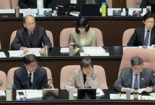 無視李貞秀！卓榮泰被抓包讀鍾佳濱新書　陳智菡開酸：裝忙就好