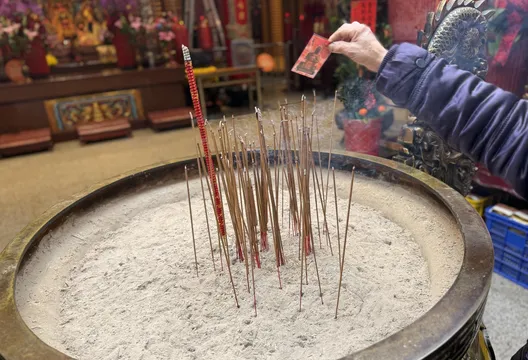 台南四面佛遭「倒插香」　專家：恐招來嚴重災禍