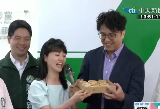 綠營小雞率先掛合體沈伯洋看板　陳冠安酸高嘉瑜背後心態