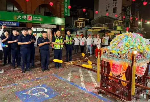 影/這氣場連鬼都怕!北港三太子領軍「8帥警特攻隊」扛轎 暖哭萬人