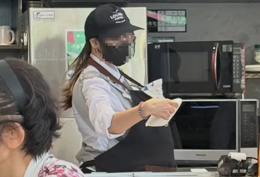 路易莎店員「肚子蓬蓬的」　揹嬰兒工作感動25萬人