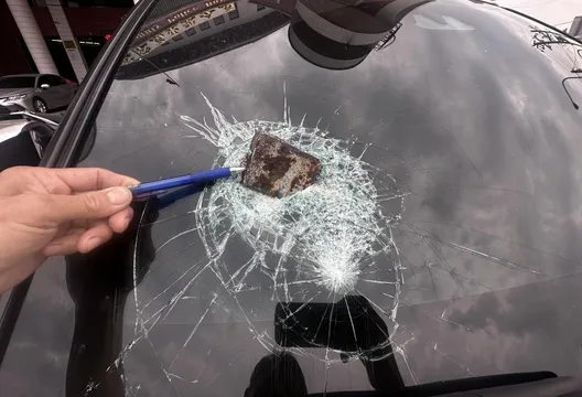 影/屏東男開車飛來橫禍！對向車輾飛鐵塊　擋風玻璃秒變蜘蛛網