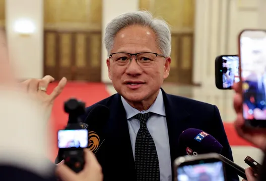 影/就是愛小吃！黃仁勳現身北京胡同　站路邊大啖「炸醬麵」