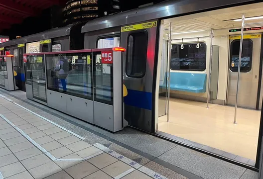 搭捷運別當低頭族！淡水信義線「握把掛免費保養品」網嗨翻