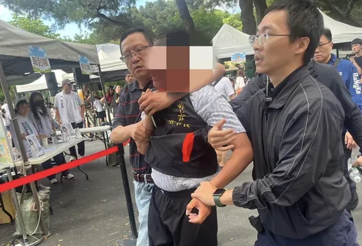 影/柯文哲萬華遭吃屎哥「砸蛋」　警當場逮人送辦開罰