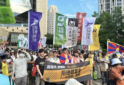 不賣軍火的是美國！粉專酸爆青鳥上街：要找誰怒吼