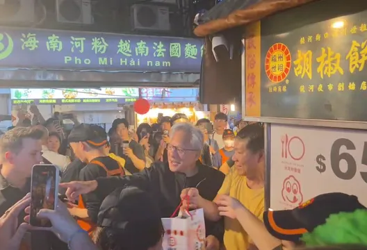 拜會張忠謀後直奔饒河夜市！黃仁勳用台語大讚：好呷