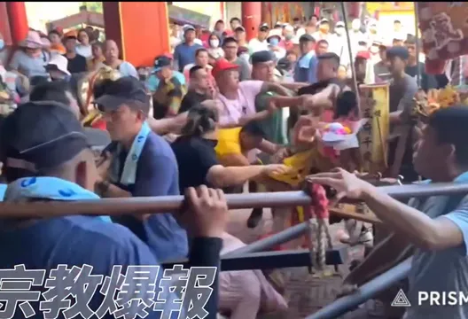影/南鯤鯓代天府接神轎淪大亂鬥！黑衣男PK官將首掛彩
