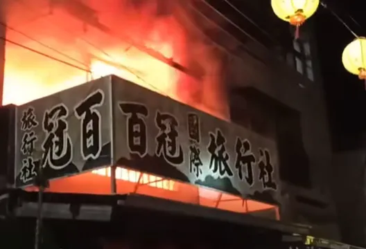 嘉義朝陽街旅行社突發大火！二樓全面燃燒現場濃煙密布