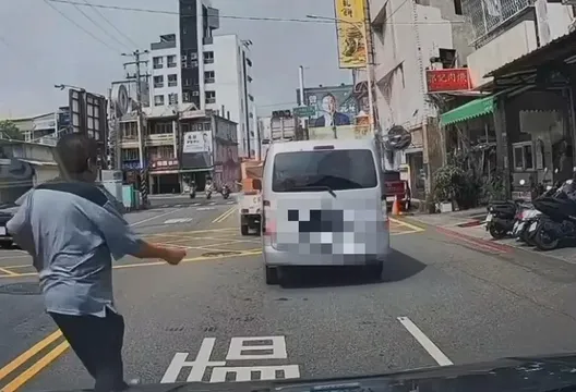 台中路怒翁行車糾紛遭毆身亡！家屬貼畫面怒控對方先逼車、打人