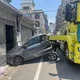 影/苗栗灌漿車支架滑脫變「掃堂腿」！　剷飛小車秒成廢鐵