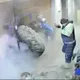 影/恐怖畫面！檢查卡車車輪突遇大爆炸　技工當場喪命