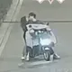 影/親不停！小情侶騎機車熱吻親到「車身歪斜」　下秒慘被撞飛雙雙送醫