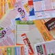 曾淪落街頭！女子閉眼亂選刮刮樂　爽中1.5億翻身為億萬富翁