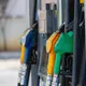 漏油又發動引擎！泰女騎機車加油不聽勸　瞬間「砰」燒成火球