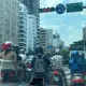 去洗澡的路上！「馬尾妹」一片浴巾坐機車 　這背殺、2.5萬人嗨翻