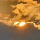 影/熱爆原因曝？男子拍到「兩個太陽」藏雲層　網驚：這是宇宙出BUG了