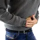 翁腹痛10天不就醫害高燒 醫檢查驚「大小腸包成一團」