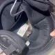 差點被爆頭！安全帽內側竄出「小毒眼鏡蛇」　網驚：一輩子的陰影