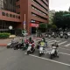 機車進待轉區「打哪邊方向燈？」　交通部曝正解：亮煞車燈才正確