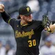 MLB/觀眾席看男友先發腋下兩片黑　海盜王牌女友巧妙回酸民