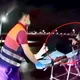 影/北市醉情侶搭車失控暴走　女遭男友打到流鼻血跳車